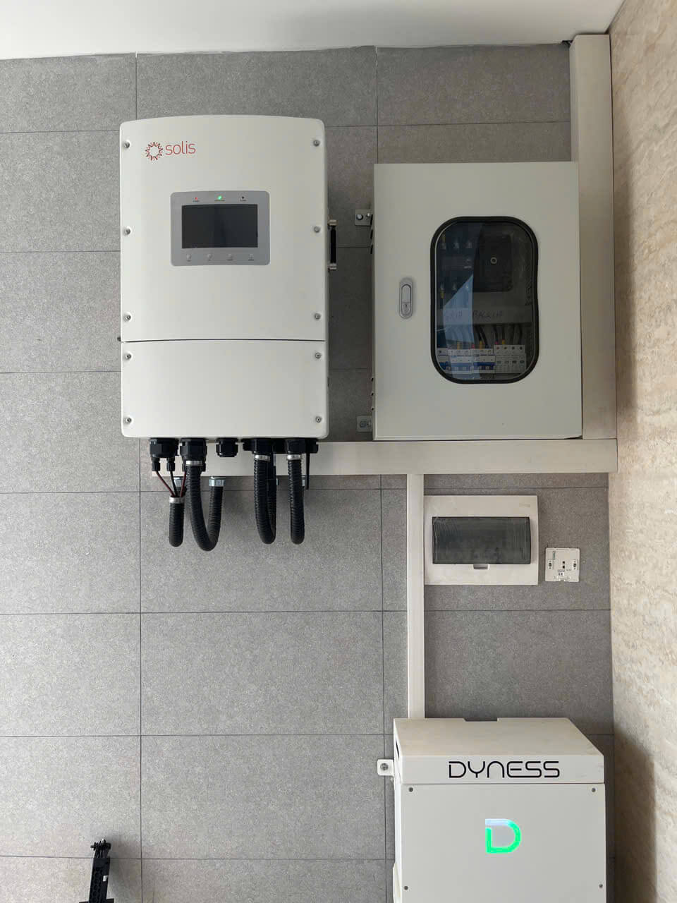 hệ thống điện mặt trời Solis và pin lưu trữ Dyness